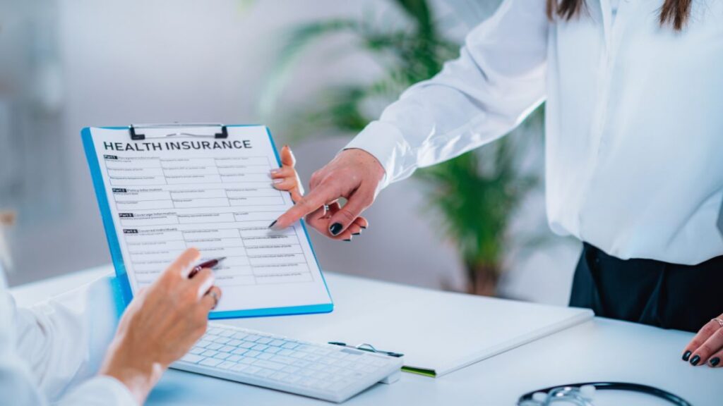 Si tienes seguro médico a través del Mercado de Seguros Médicos y no eliges una nueva cobertura antes del 15 de diciembre, podrías quedar inscrito automáticamente en un plan para 2027.