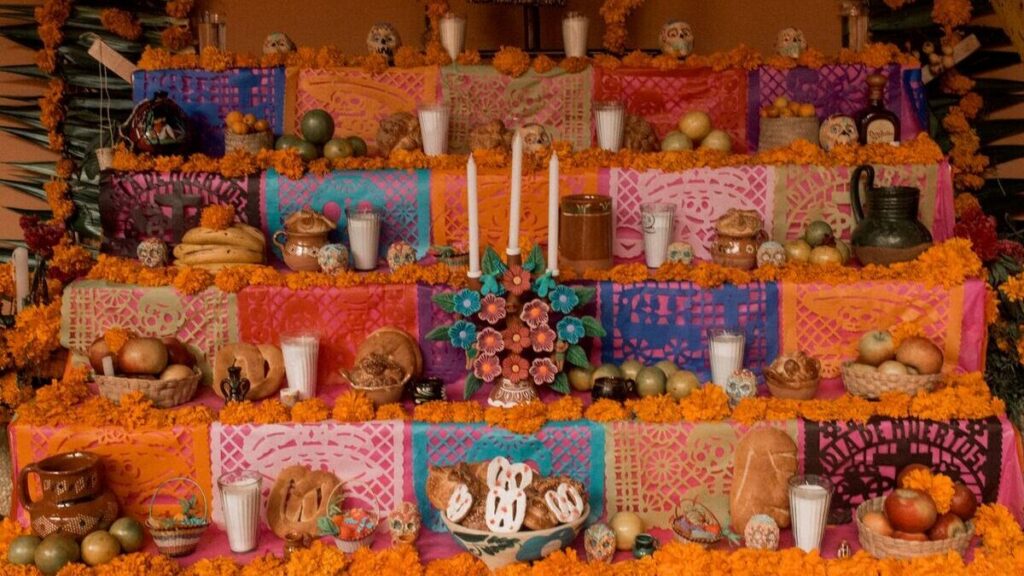 ¿Cuándo y qué debes poner en la ofrenda de Día de Muertos?