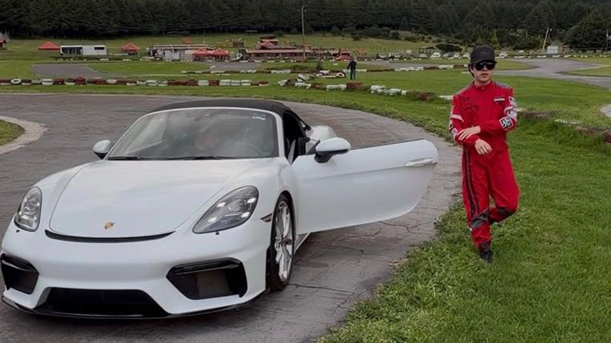 Omar Camacho se pone en modo piloto para su video “Dreamer Hats”