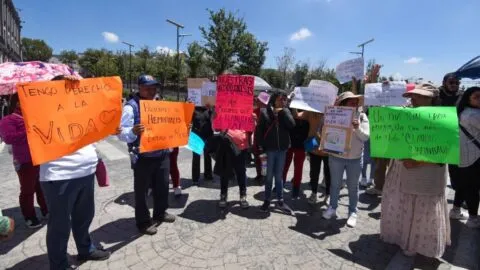 Pacientes de hemodiálisis bloquean Gustavo Baz, en Naucalpan