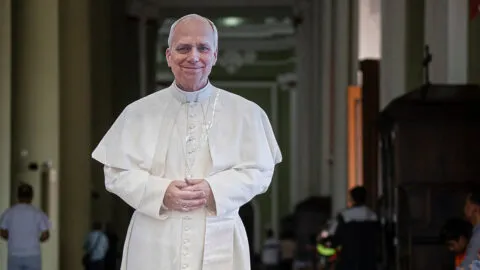 Papa León XIV inicia recuperación tras cirugía; pidió de cenar