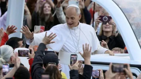Papa León XIV vuelve al papamóvil tras cirugía por cáncer de pulmón; agradece las oraciones