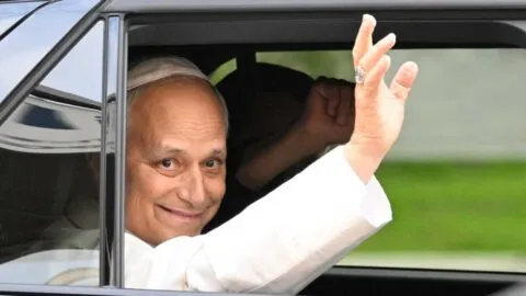 Entre aplausos, el papa León XIV abandona hospital tras cirugía y regresa al Vaticano