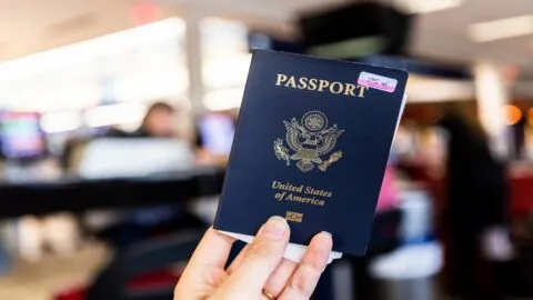 Tu pasaporte estadounidense no está vencido, pero podrían impedirte volar por tres razones