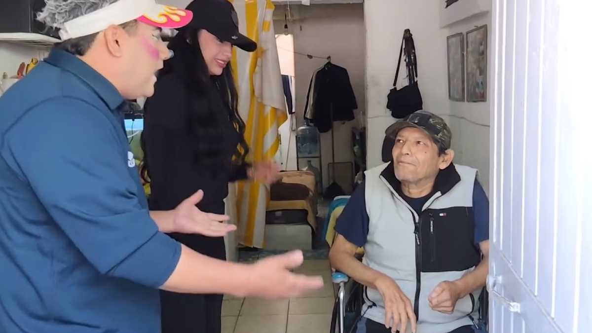 Agua y circo: policía de Jalisco reparte agua acompañada de un payaso