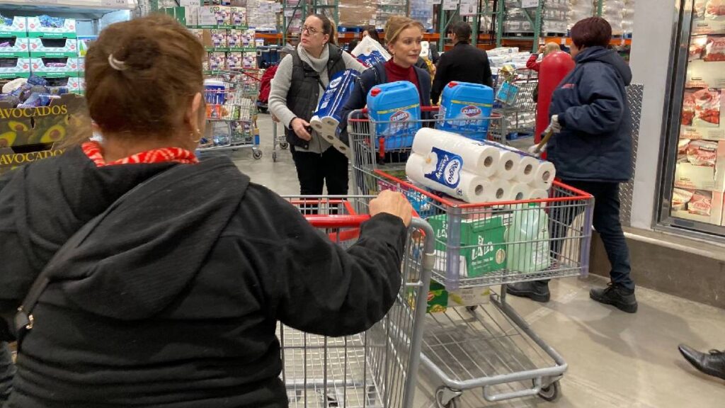 Personas en Costco