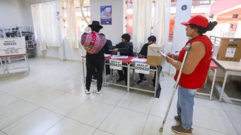 Perú suspende elección regional en el norte por ataque con explosivos en centro de votación