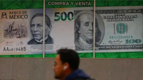 Peso mexicano arranca octubre con caída, se vende encima de las 18 unidades por dólar