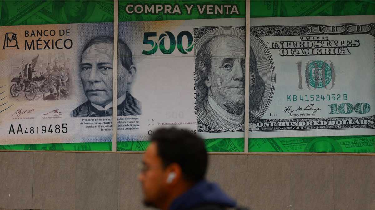 Peso mexicano arranca octubre con caída, se vende encima de las 18 unidades por dólar