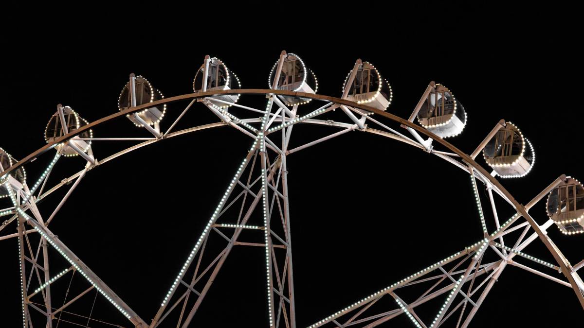 Momentos de terror en Feria de Torreón: niño queda suspendido de rueda de la fortuna