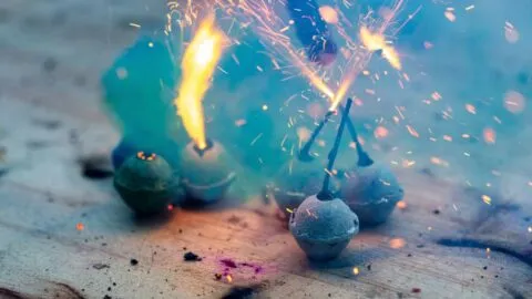 Mujer asalta banco en Guadalajara, lanza bomba molotov y huye