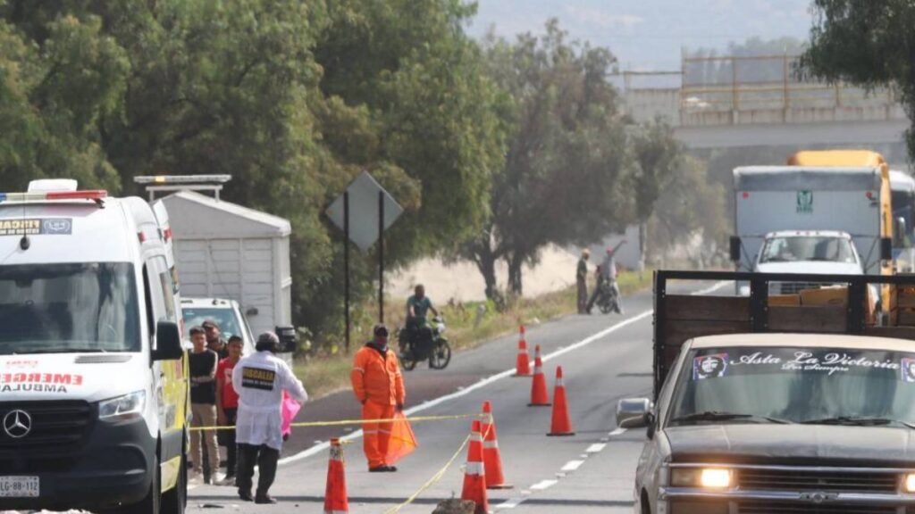 Pipa de agua volcada tras impactar la zona donde militares auxiliaban a motociclistas en Acolman.