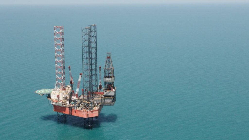 Plataforma Abkatún en la Sonda de Campeche: las imágenes que circulan muestran fuego y humo negro, sin que hasta el momento se conozcan oficialmente las causas.