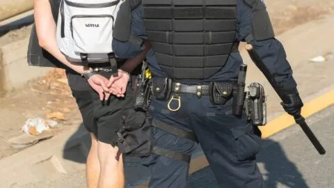 Los liberan de ICE, pero no pueden volver a trabajar: la demanda por documentos retenidos durante meses