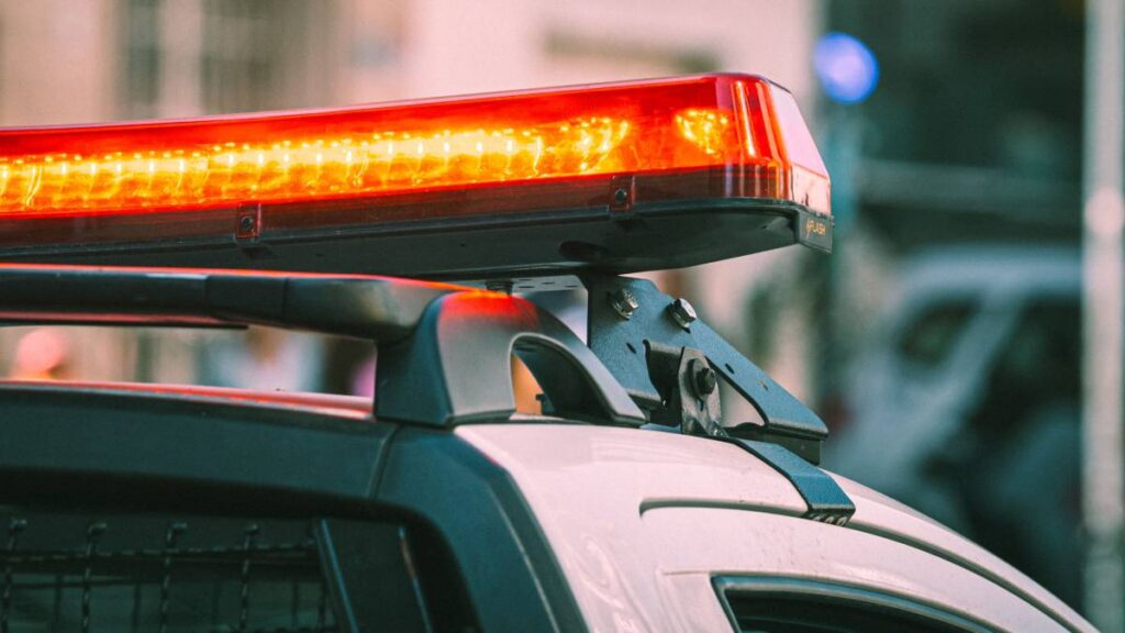 Policía olvida las llaves y abre la patrulla con un alambre.