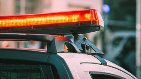 ¡Se quedó sin llaves! Policía de León intenta abrir patrulla con alambre y lleva detenido atrás