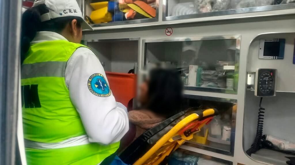 Policías auxilian a mujer que subió a una torre eléctrica en Tlalpan