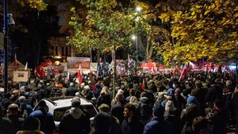 Tensión en Polonia: Tribunal denuncia golpe de Estado y estallan protestas