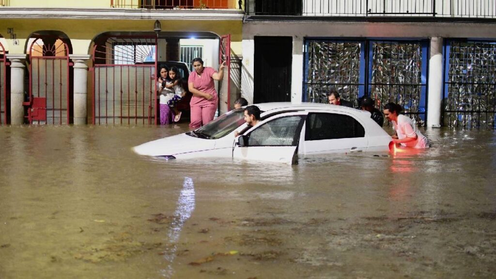 por-poco-fuerte-corriente-arrastra-camioneta-de-agricultores-en-puebla
