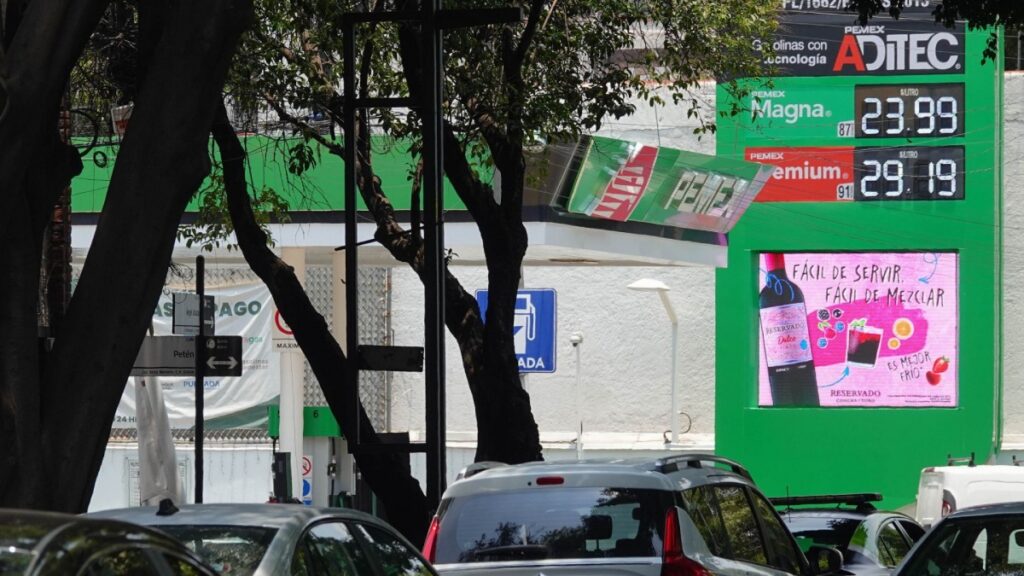 Gasolina premium alcanza los 30 pesos en algunas estaciones. Foto Cuartoscuro