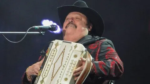 Ramón Ayala canta sentado y le cortan el sonido en su despedida: ¡no pudo decir adiós!