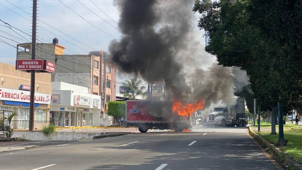 Un camión repartidor incendiado tras protesta de normalistas en Morelia, Michoacán.