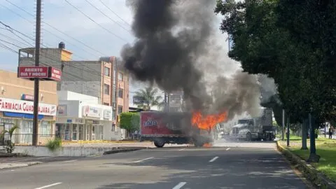 Protesta de normalistas culmina con camión incendiado en Morelia