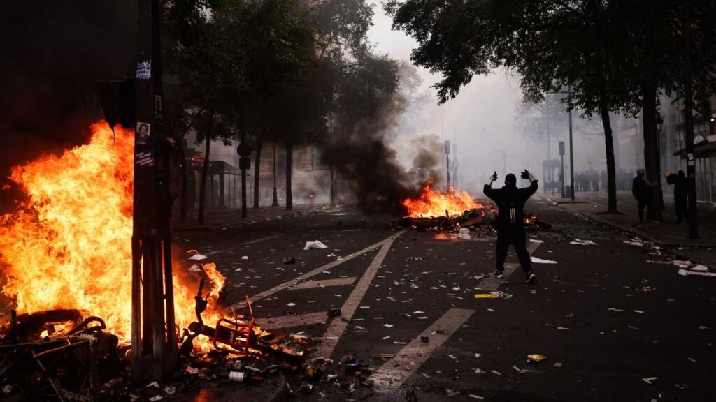 Protestas de jóvenes en Francia derivan en caos y detenciones