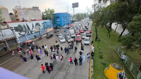 Protesta de trabajadores del IMSS EN VIVO: bloqueos y caos vial; movilizan a policías para liberar vialidades