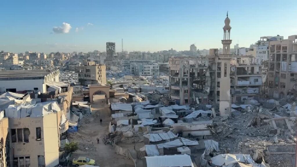Entre edificios dañados y escombros viven los desplazados de Gaza. Foto: Reuters