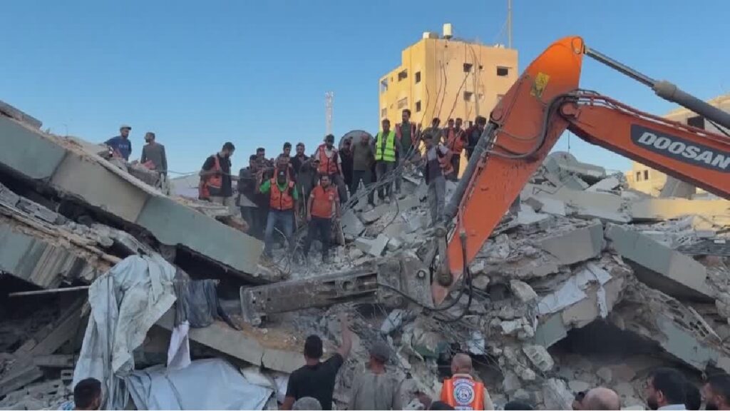Cuerpos de rescate sobre los edificios colapsados. Foto: Reuters