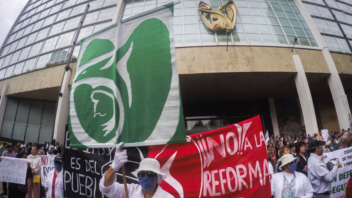 Trabajadores y jubilados del IMSS encabezan las movilizaciones en CDMX este 1 de octubre