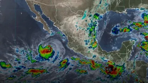 Huracán Rachel baja de intensidad: se degrada a categoría 2 y se aleja de México