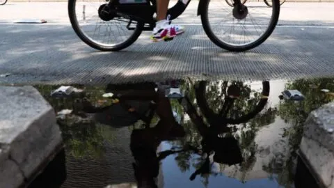 Balacera sorprende a ciclista en Mazatlán; se tira al piso para salvarse