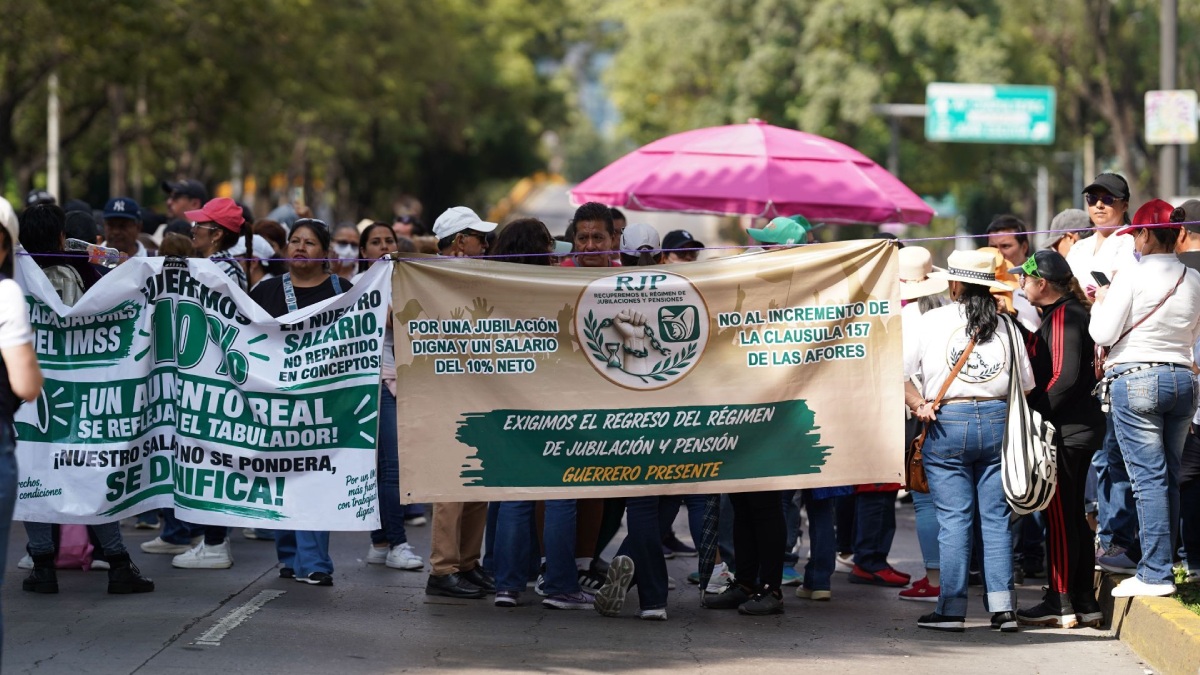 Trabajadores y jubilados del IMSS encabezan las movilizaciones en CDMX este 8 de octubre