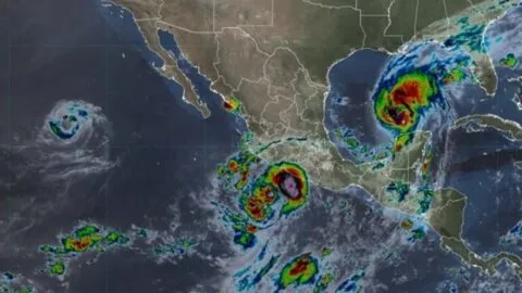 Isaias y Simon mantienen alerta en costas de México; Rachel se aleja