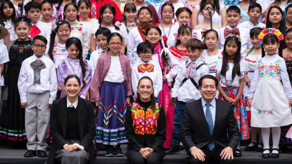 Sheinbaum invita a coros escolares a cantar en el Zócalo en 2027. Foto: Uno TV