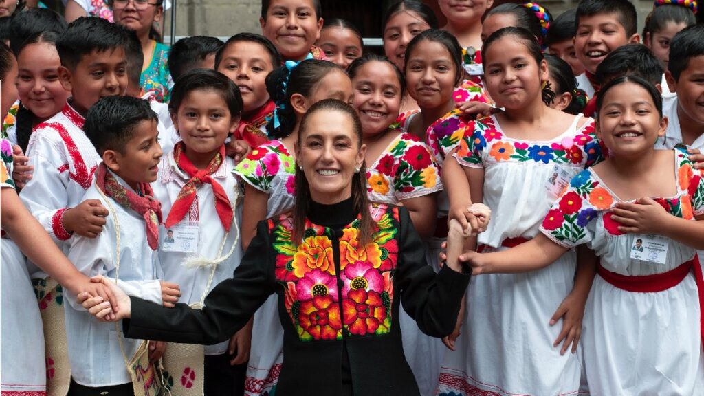 Sheinbaum invita a coros escolares a cantar en el Zócalo en 2027. Foto: Uno TV