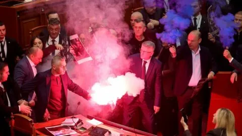 Protestas en Albania llegan al Parlamento: diputados lanzan bengalas y bombas de humo