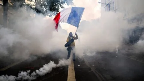 Francia despliega 70 mil agentes ante riesgo de violencia en nuevas protestas