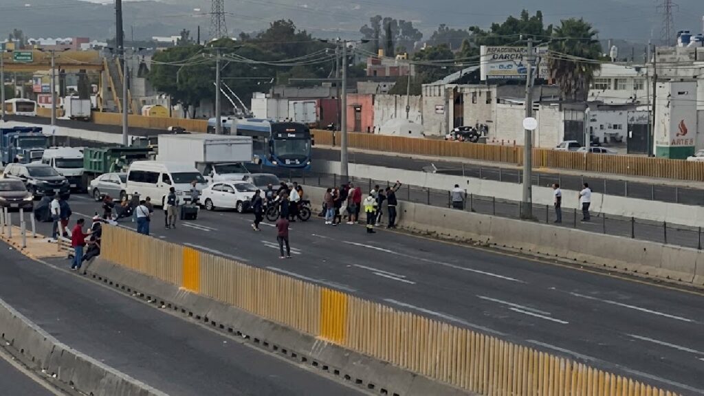 Bloqueo en la autopista desata caos en la México-Puebla. Foto: Fernando Cruz