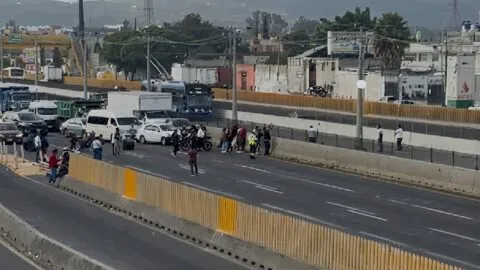 Bloqueo en la autopista México-Puebla provoca caos vial y suspensión del Trolebús Elevado
