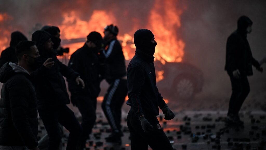 Incendios en medio de protestas en Albania. Foto: AFP