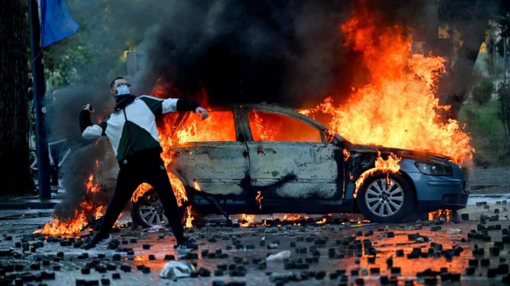 Incendios en medio de protestas en Albania. Foto: AFP