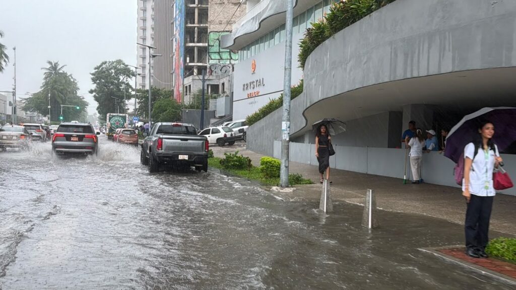 Simon provoca inundaciones en zona hotelera de Acapulco. Foto: Celeste Hernández