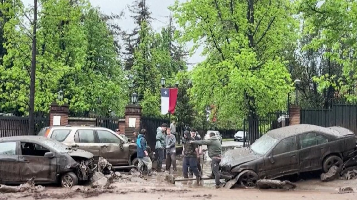 VIDEOS: aluvión deja fuertes afectaciones en las calles de Chile