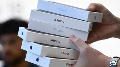 “Pesca” de iPhones en Ormuz: así recuperaron celulares tras hundimiento de barco
