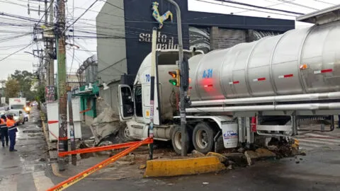 Pipa de agua se impacta contra panadería en Iztapalapa; no hay lesionados