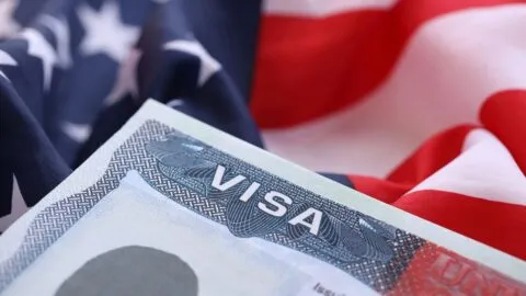 ¿Pueden negarte la entrada a Estados Unidos por llevar poco dinero? Esto es lo que debes saber