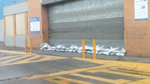 Huracán Simon "perdonó" a Puerto Vallarta: deja lloviznas y graves daños económicos